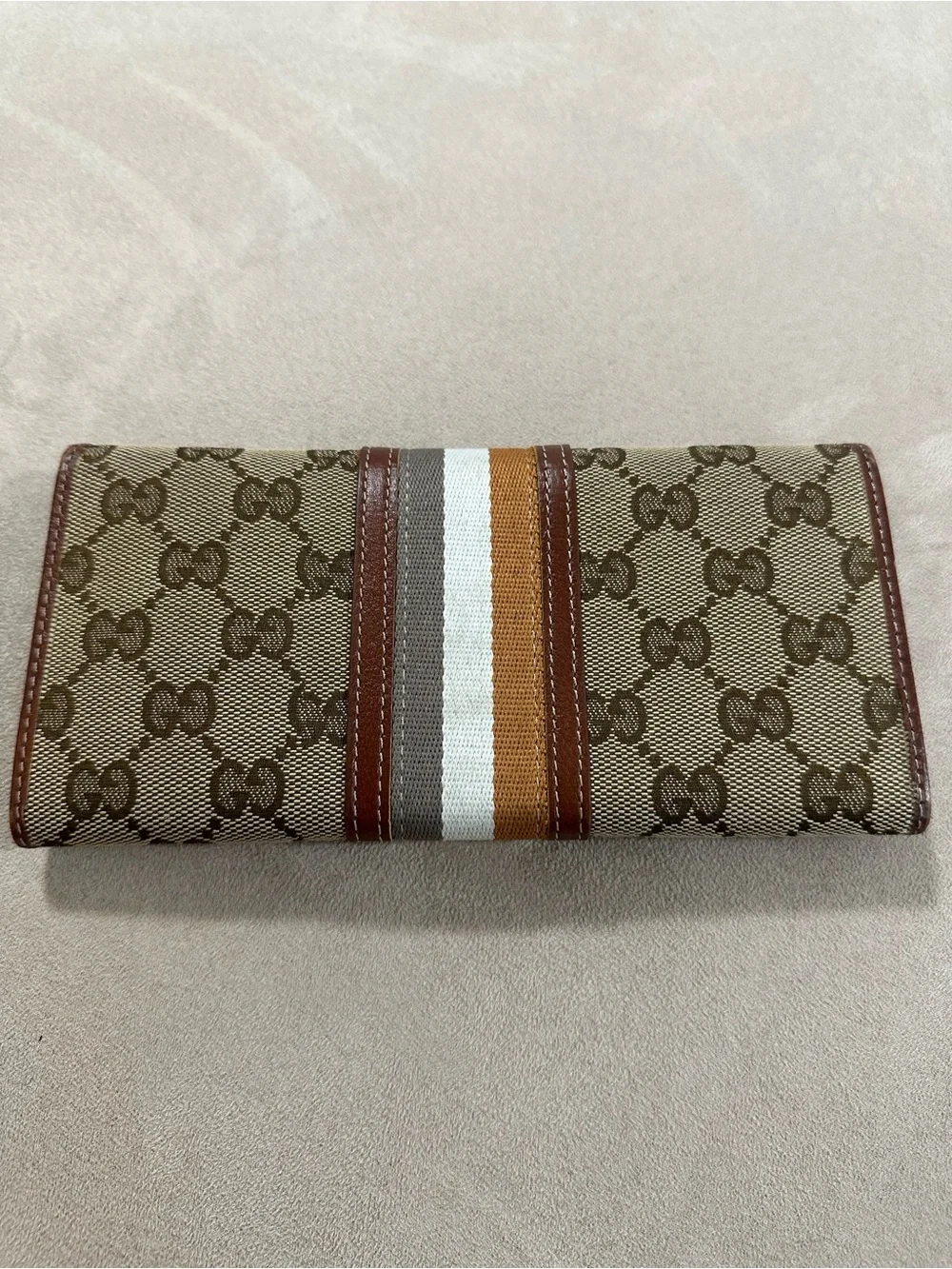 Gucci signature gg